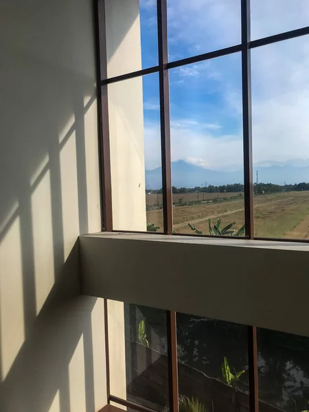 Fotoğraf, Sidoarjo, Doğu Cava 'daki bir binanın penceresinden görülen mavi ışığı gösteriyor.