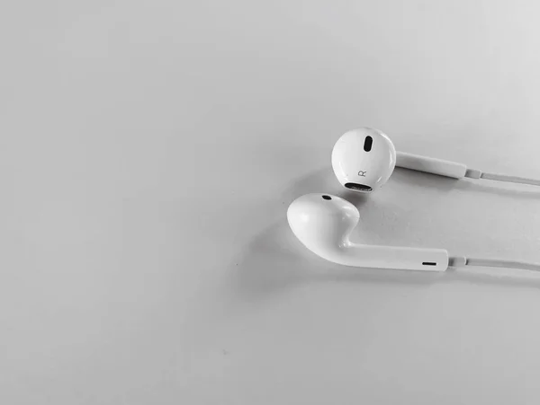 Auriculares Con Fondo Papel Blanco — Foto de Stock