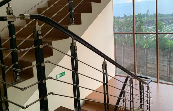 Kahverengi merdivenler ikinci katta.