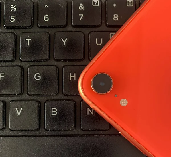 klavyede turuncu akıllı telefon