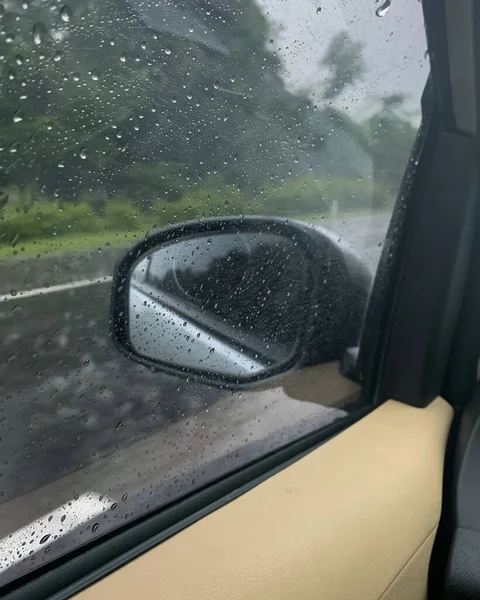 車の中から見える雨滴は — ストック写真