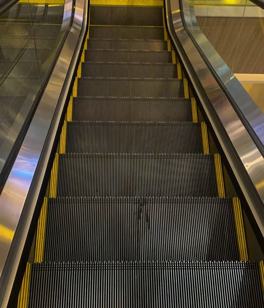 Metro istasyonunda yürüyen merdiven.