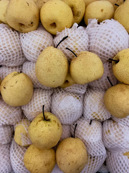 Beyaz ambalajlı orta boy sarı armut