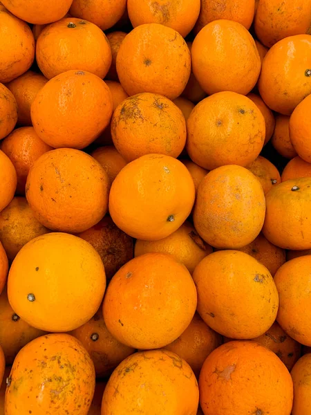 Süpermarkette taze turunçgil meyvesi yığını