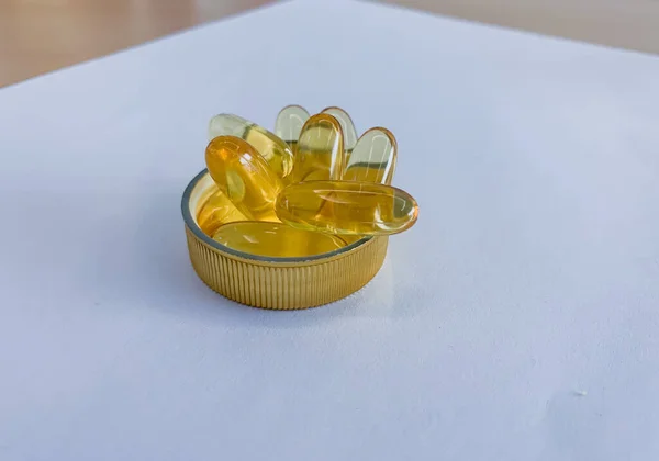 Beyaz kağıt üzerinde Omega 3 granülleri