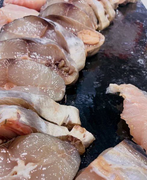 Taze balık parçaları pişmeye hazır.