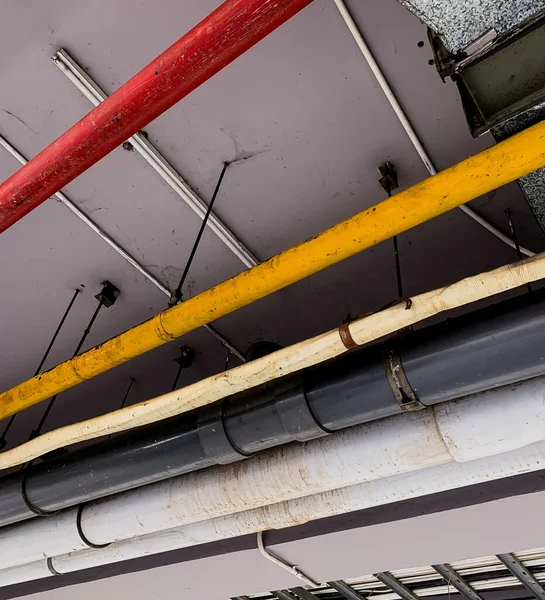 İnşaat iskelesi ve boruları olan bir inşaat alanı.