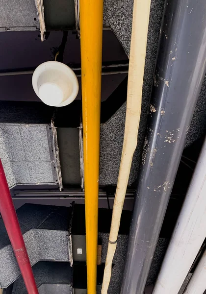 Metal bir boru yığınına yakın.