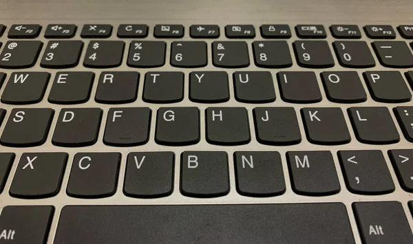 Клавиатура Ноутбука Темным Белым Шрифтом — стоковое фото
