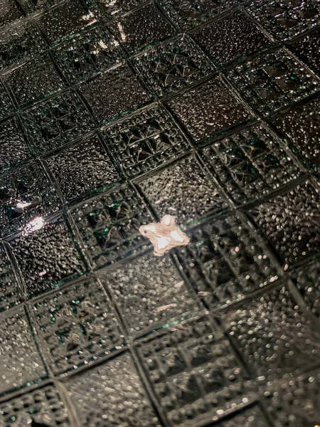 Görüntü bulanıklaştı. Yakın mesafeden alınmış motifli cam.