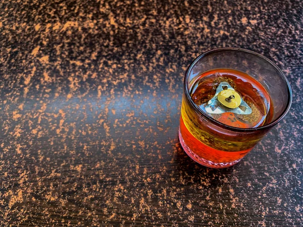 Fitilden ve pişirme yağından yapılmış yüzen mum.