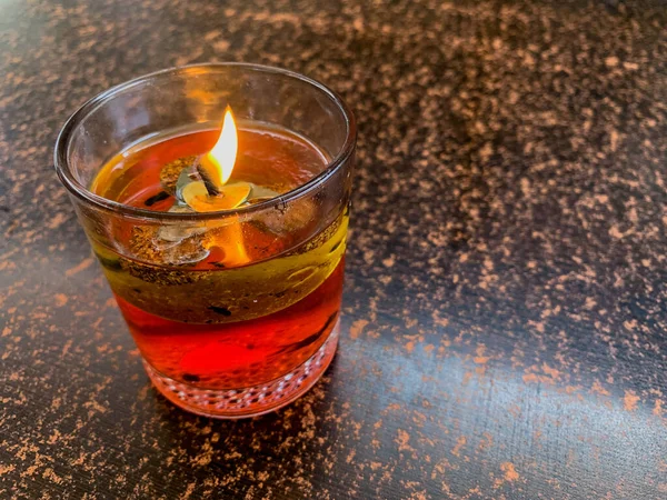 Fitilden ve pişirme yağından yapılmış yüzen mum.