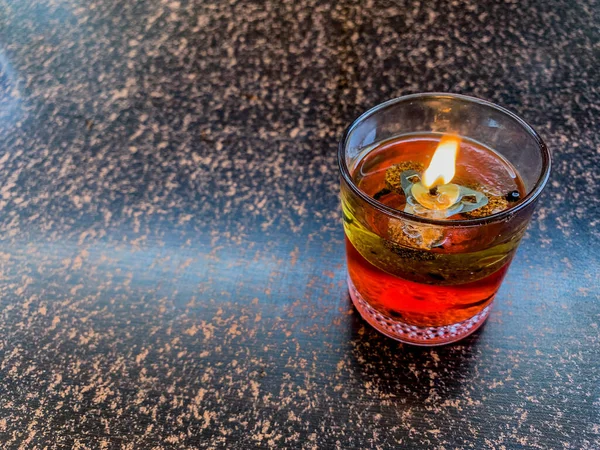 Fitilden ve pişirme yağından yapılmış yüzen mum.