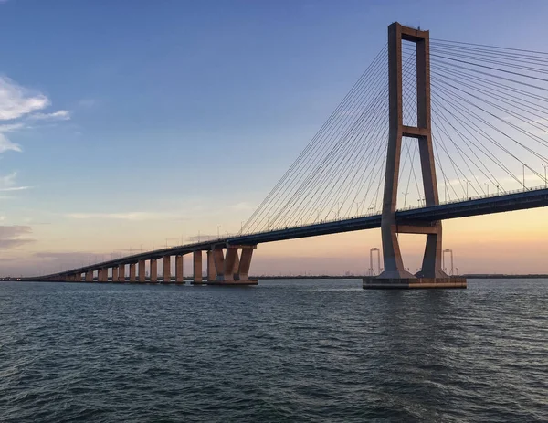 Suramadu Köprüsü 'nde gün batımı, Surabaya, Doğu Java