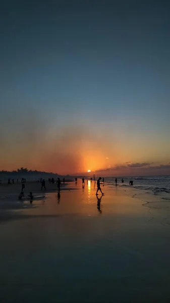 Puesta Sol Playa Hace Una Silueta Hermosa — Foto de Stock