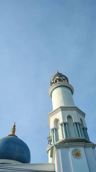 Mosque Looks Clear Sky — Stock Photo, Image