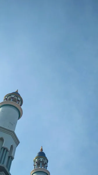 Caminin üstünde gökyüzü açık görünüyor.