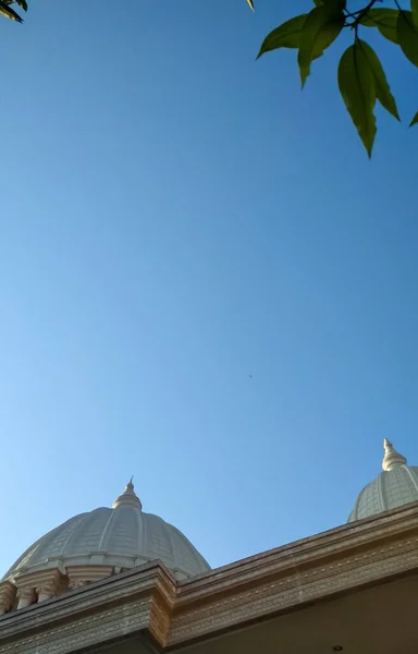 Над Мечеттю Виглядає Чисте Небо — стокове фото