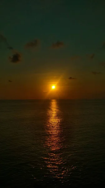 Denizin üzerinde güzel bir gün batımı