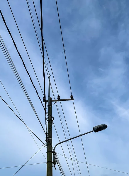 Sapeken Adaları 'nda ışıklandırma için elektrik direklerini birbirine bağlayan elektrik direkleri