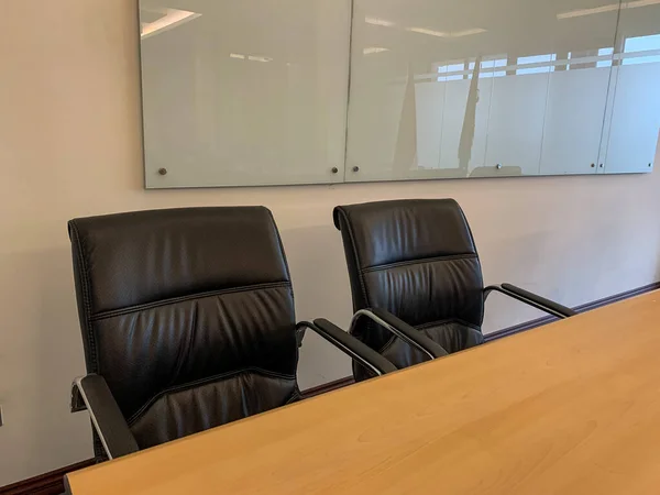 iki siyah yönetmen sandalyesi ve bir masa.