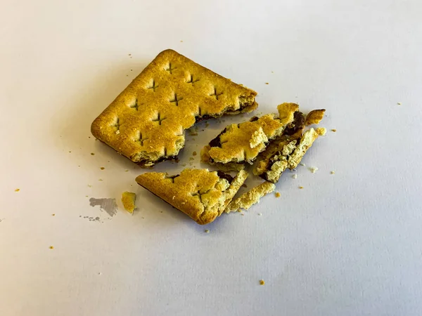 Beyaz arka planda bisküvi kırıntıları