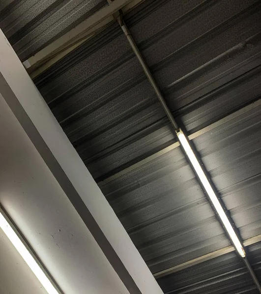コンビニの屋根の上の白い光は — ストック写真