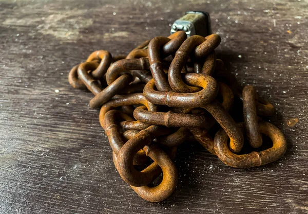 Evi kilitlemek için paslı zincir kullanılmış.