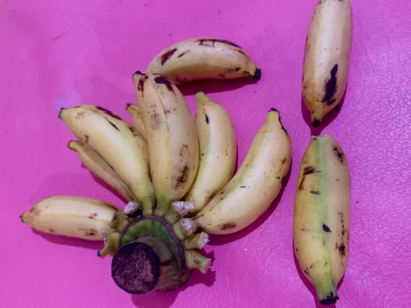 분홍색 배경의 바나나 — 스톡 사진