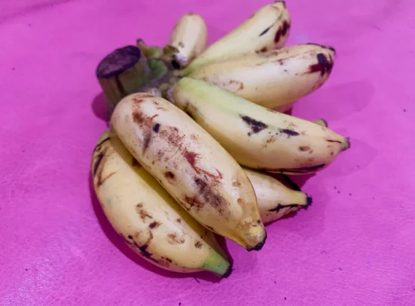 Bananas Maduras Fundo Rosa — Fotografia de Stock