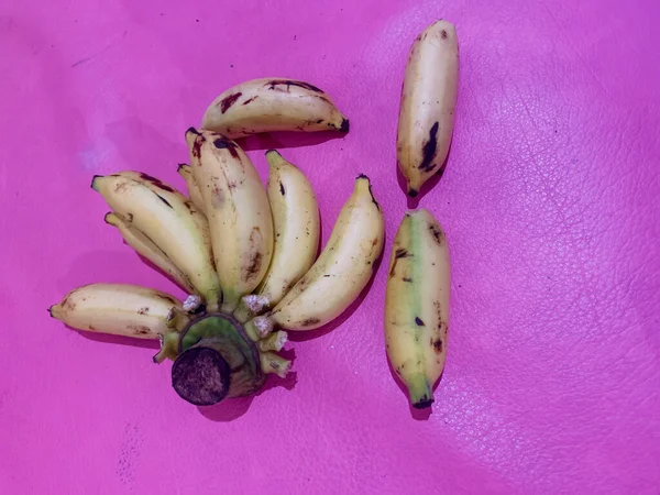 분홍색 배경의 바나나 — 스톡 사진