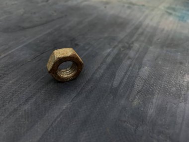 Gri arka planda paslı fındık