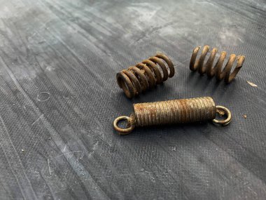 Gri arkaplanda paslı yay demiri