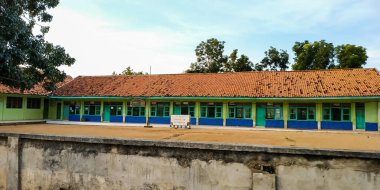 Şehirdeki eski ahşap ev.