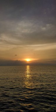 adalarda güzel gün batımı