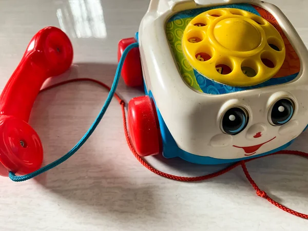Parlak renkli çocukların oyuncak telefonu.