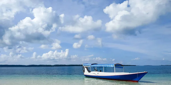 Sapeken, Sumenep, Doğu Java adalarında toplu taşıma aracı olan bir tekne.