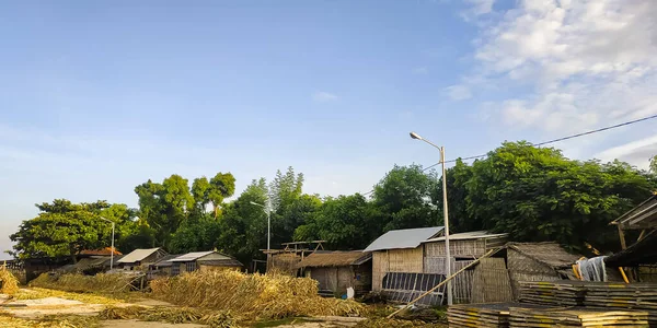 Genellikle Gili Raja adası halkı tarafından balıkçı olarak kullanılan sahil.