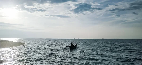 Genellikle Gili Raja adası halkı tarafından balıkçı olarak kullanılan deniz.