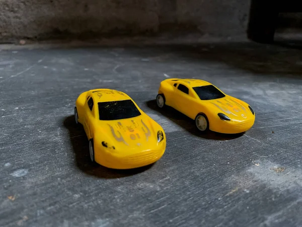 深灰色背景的黄色玩具车 — 图库照片