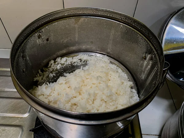 Μαγειρεμένο Ρύζι Ανοξείδωτο Τηγάνι — Φωτογραφία Αρχείου