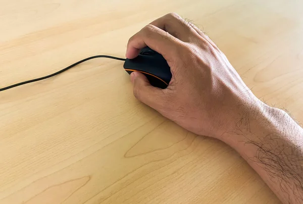 Mão Masculina Segurando Mouse Preto — Fotografia de Stock