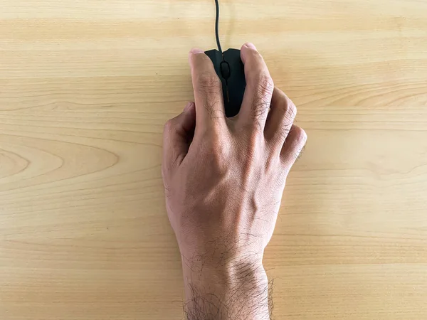 Mão Masculina Segurando Mouse Preto — Fotografia de Stock