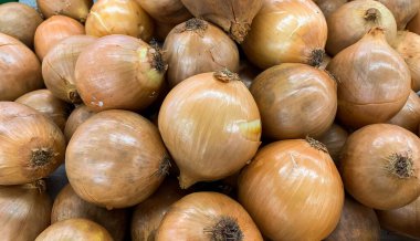 Süpermarkette soğan yığını