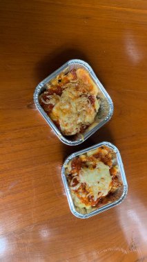 Beyaz arka planda peynirli makarna.