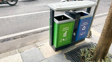 Organik ve organik olmayan atıkları ayırmak için iki kutulu bir kutu..