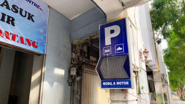 12 Mart 2022 Surabaya, Endonezya. Tunjungan caddesinde park yeri tabelası.
