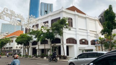 12 Mart 2022 Surabaya, Endonezya. Surabaya 'daki Jalan Tunjungan' da eski bir bina.