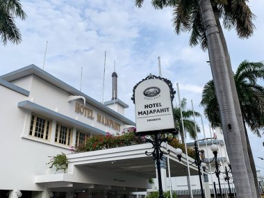 12 Mart 2022 Surabaya, Endonezya. Öğleden sonra Majapahit otelinin dışındaki manzara, Jalan Tunjungan, Surabaya.