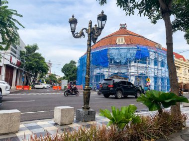 12 Mart 2022 Surabaya, Endonezya. Surabaya, Jalan Tunjungan 'da yenilenmekte olan bir bina.